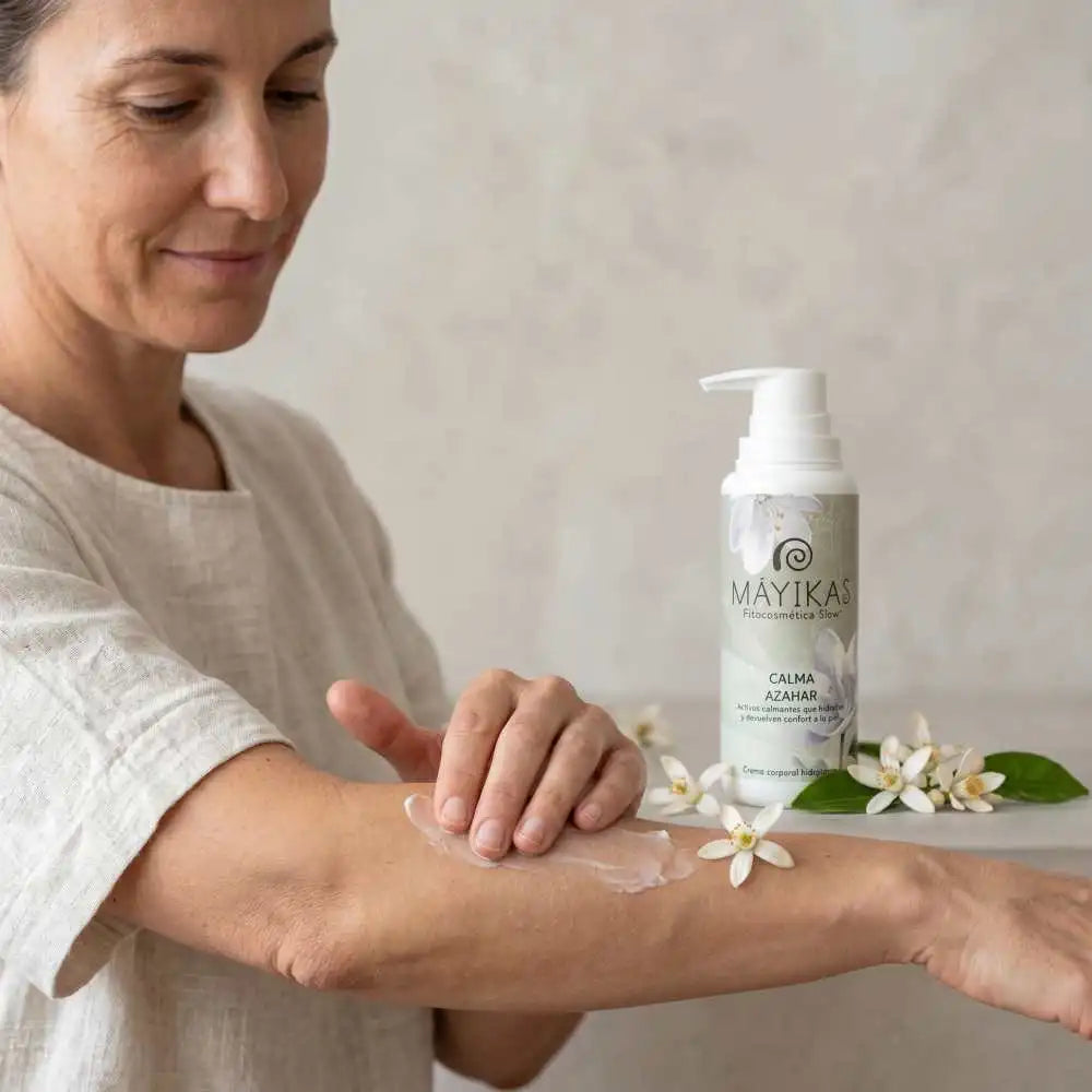 crema corporal calmante para piel sensible aplicada en la piel